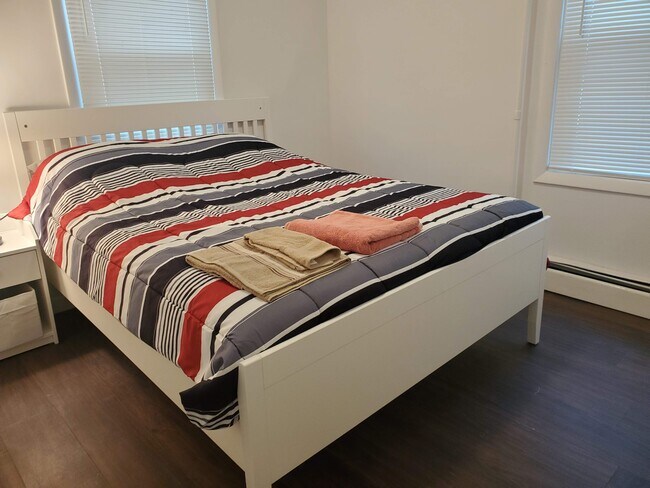 Queen Bed - 87 Vinton St