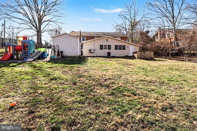 Building Photo - 7409 Lake Dr