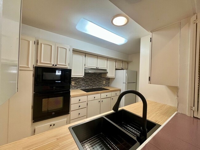 Building Photo - 2/1 Alamo Heights Condo ~ Freshly Remodele...