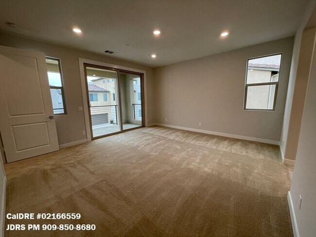 Building Photo - Lake Forest 3 Bedroom Home