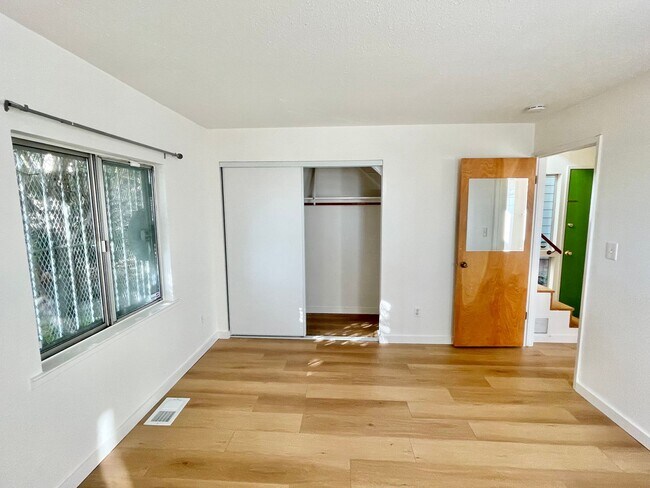 Building Photo - Bernal Heights 2Br House with Skylights, V...