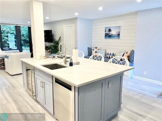 Building Photo - 1556 S Ocean Ln