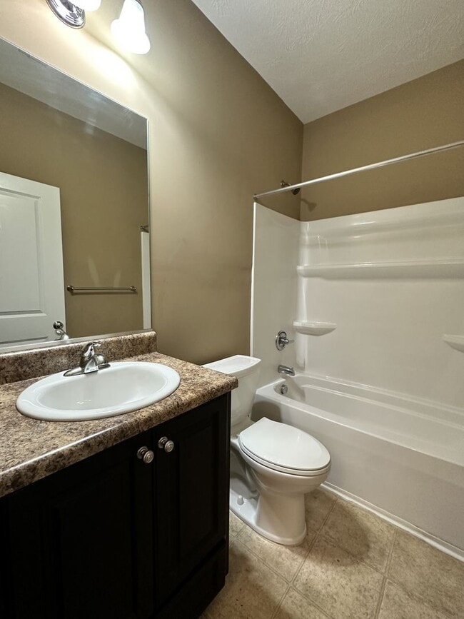Building Photo - 3 bed/2 bath home with 1-car garage for re...