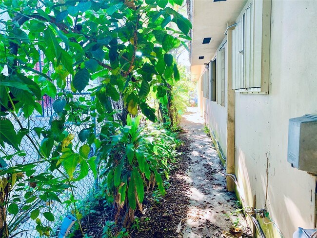 Building Photo - 2814 SW 7th St