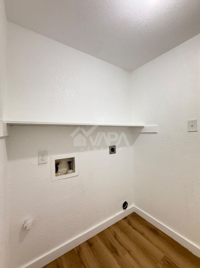 Building Photo - 9840 Logans Ridge Dr