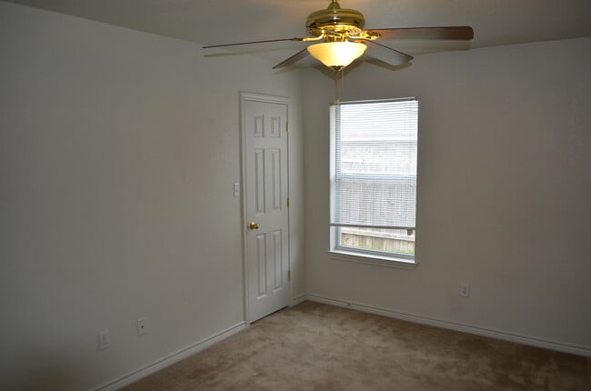 Building Photo - 326 N 10th St