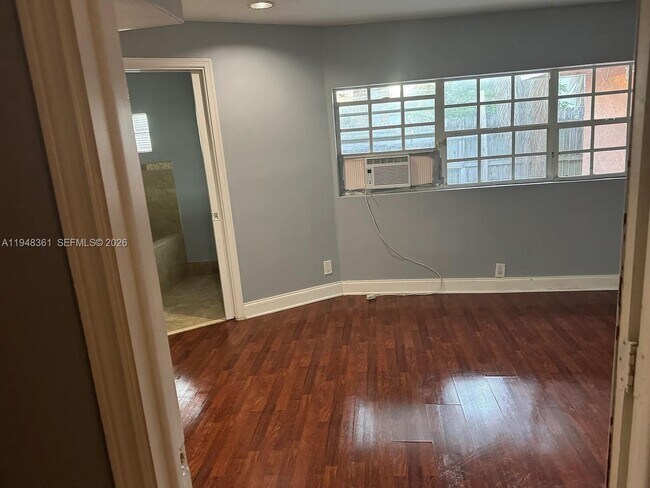 Building Photo - 812 SE 14th Ct