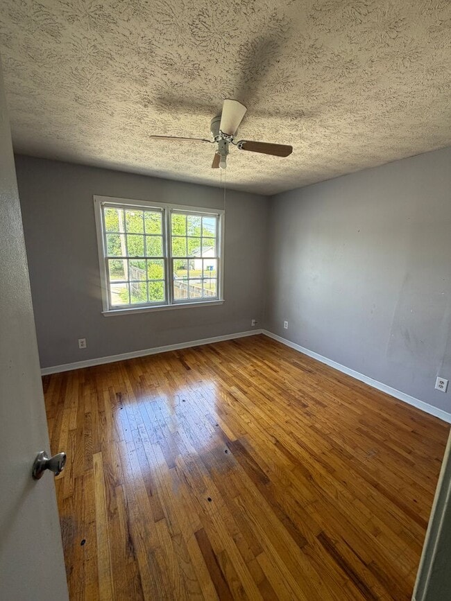 Building Photo - Large Home in Great Area