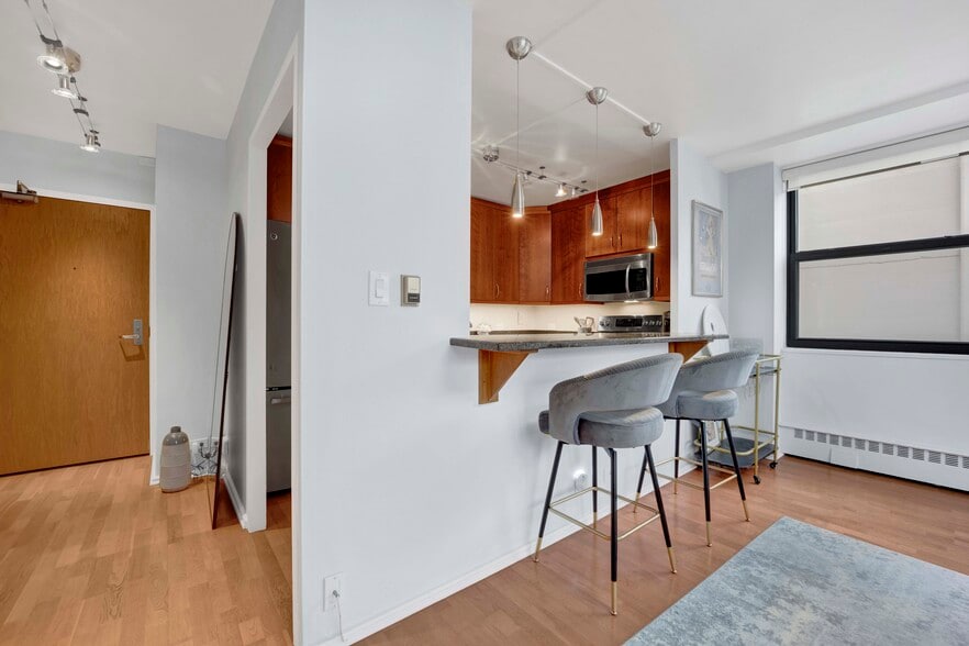 Building Photo - 1445 N State Pkwy