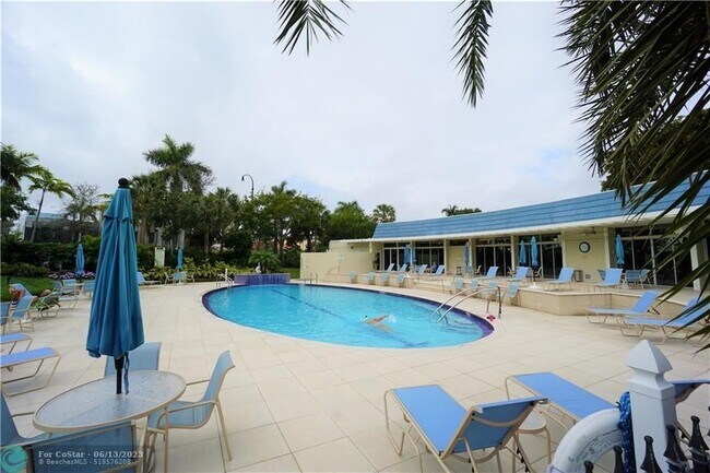 Building Photo - 1523 E Hillsboro Blvd