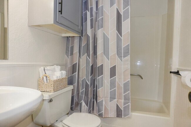 Building Photo - Updated 3-Bedroom with Vaulted Ceilings and Corner Lot Charm