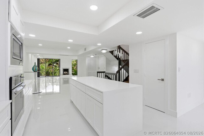 Building Photo - 1222 Hillsboro Mile
