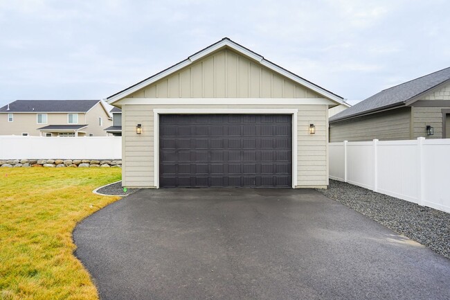 Building Photo - Incredible New 3 Bedroom Home in Post Fall...