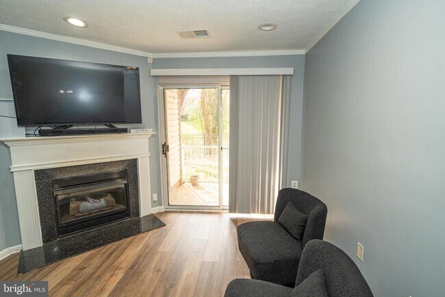 Building Photo - 8911 Town Center Cir