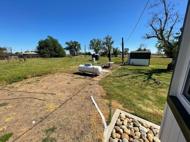 Building Photo - Spacious 3-Bed Home with Large Front & Backyard – Quiet Madera Living