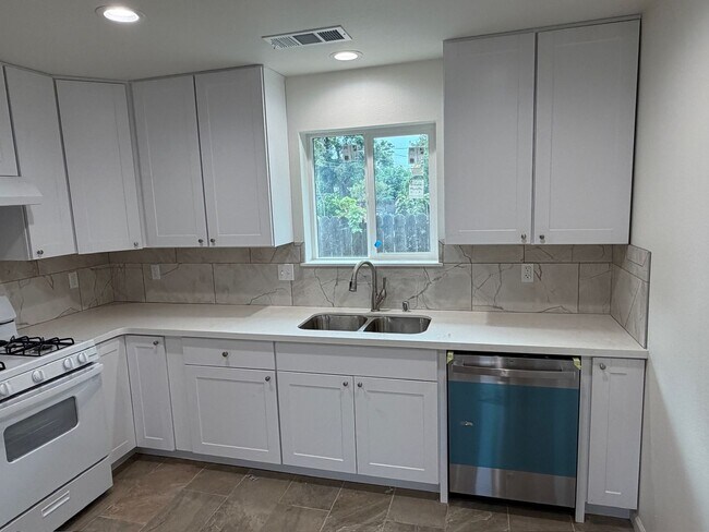 Building Photo - 515 W Ventura St