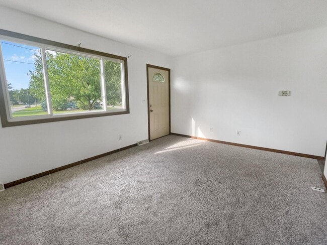 Building Photo - 2300 Elmer Dr NE