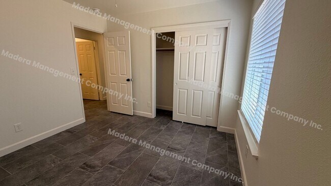 Building Photo - 4 Bed/ 2 Bath Available Now!
