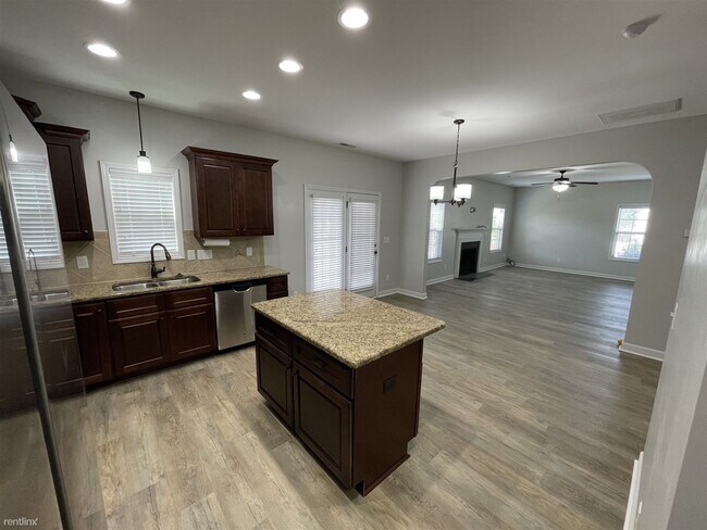 Building Photo - 5 br, 4 bath House - 14 Marquis Drive