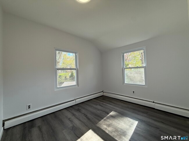 Building Photo - 218 Melville Dr
