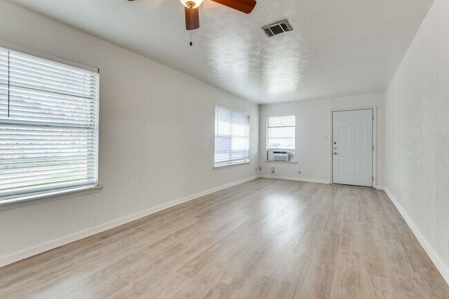 Building Photo - Stylish Duplex in Irving - HUGE Backyard!