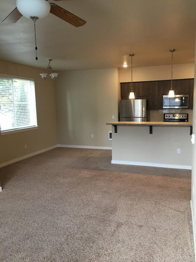 Building Photo - Come check out this 2 bedroom 2 bath with upscale interiors and open concept floorplan!