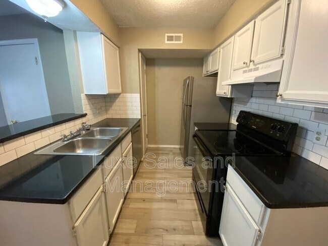 Building Photo - 3200 W Britton Rd