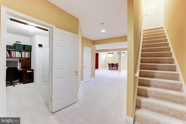 Building Photo - 2945 Oakton Knoll Ct
