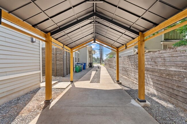 Building Photo - 720 Pedernales St