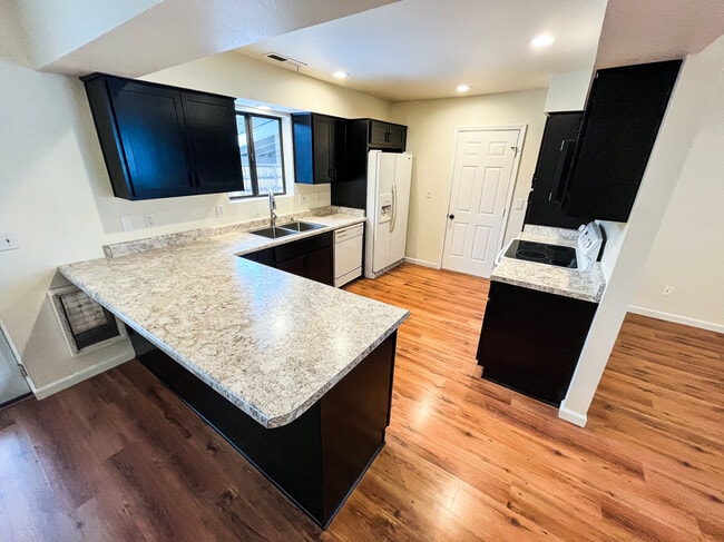 Building Photo - 3100 W Sheila Dr