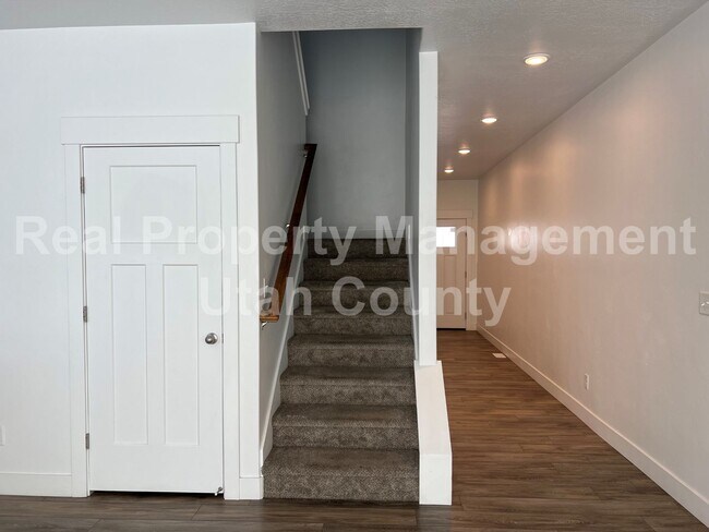 Building Photo - New Lower Price! Cute townhome in Highland