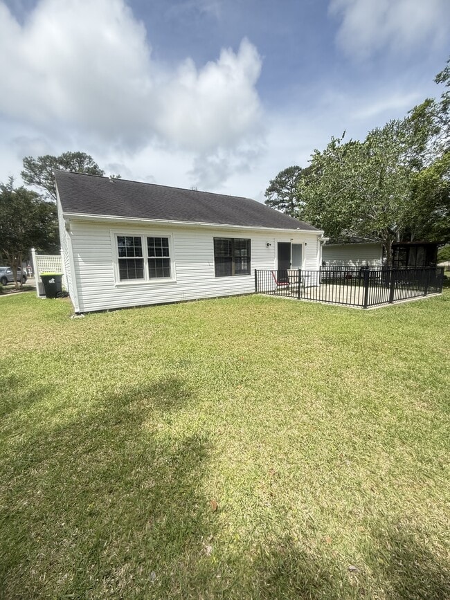 Building Photo - 6576 Pebble Beach Crescent