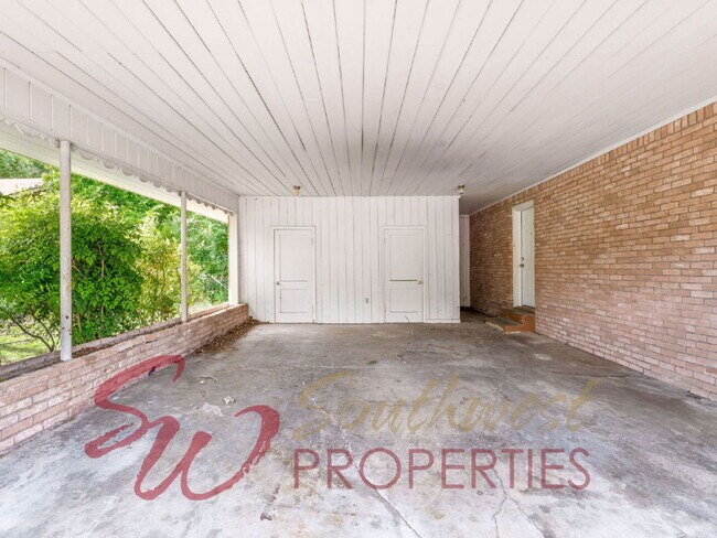 Building Photo - 4 Bedroom Home Just One Block from Campus | 2 Living Areas + Corner Lot