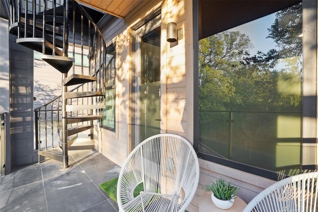 Building Photo - 2209 Rae Dell Ave