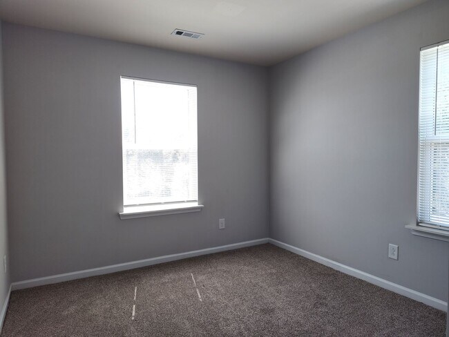 Building Photo - Charming, end-unit, townhome located in the Wrights Crossing Community!