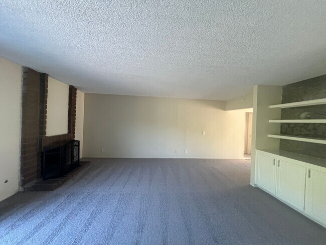 Building Photo - 3 Bedroom 2 Bath Home ,