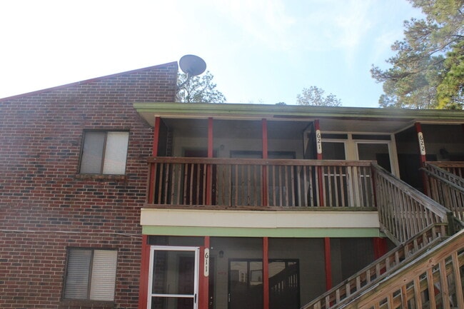 Building Photo - 2/1 Condo with screened porch and communit...