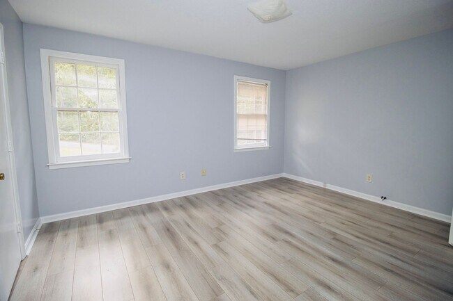 Building Photo - Spacious 2 Bedroom, 1 Bath - Available NOW!