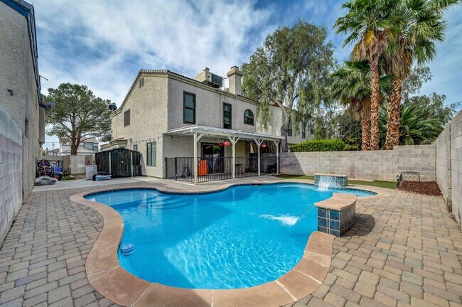 Building Photo - 3 bedroom home with pool!!