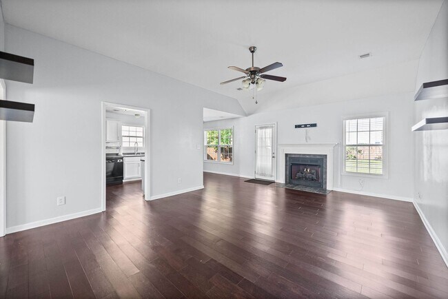 Building Photo - Pet Friendly Three Bedroom!
