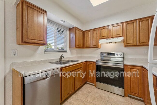 Building Photo - 588 S Eaton St