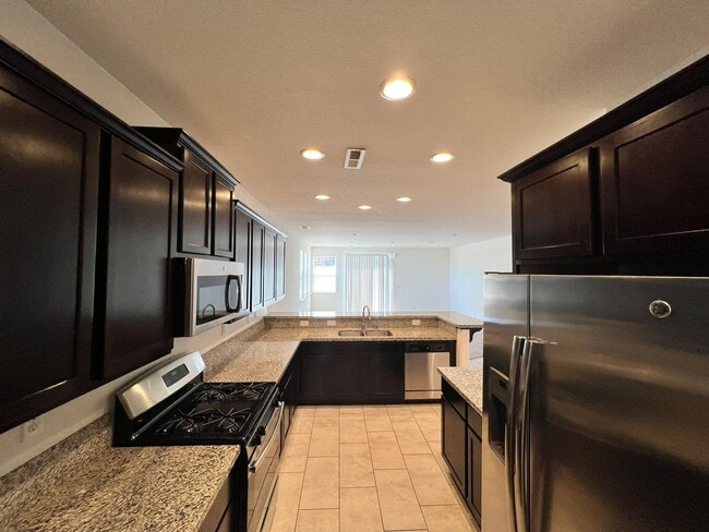 Building Photo - Large 4-bedroom home in Green Valley Estat...