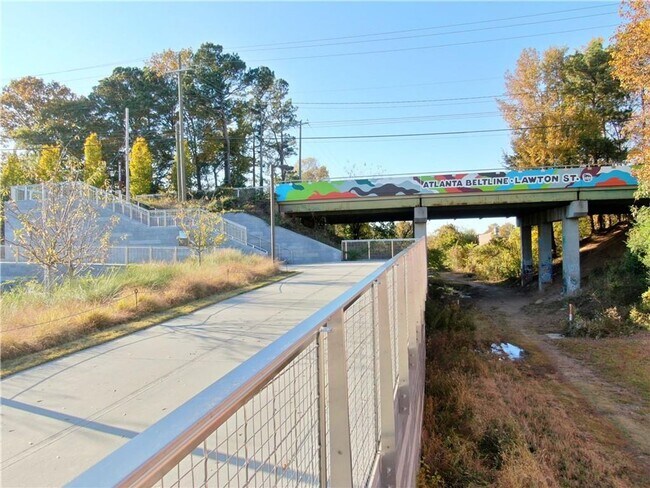 Building Photo - 3 Bedroom 2 Bath near the Beltline