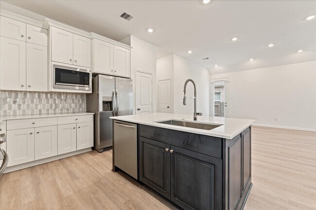 Building Photo - 15520 Maple