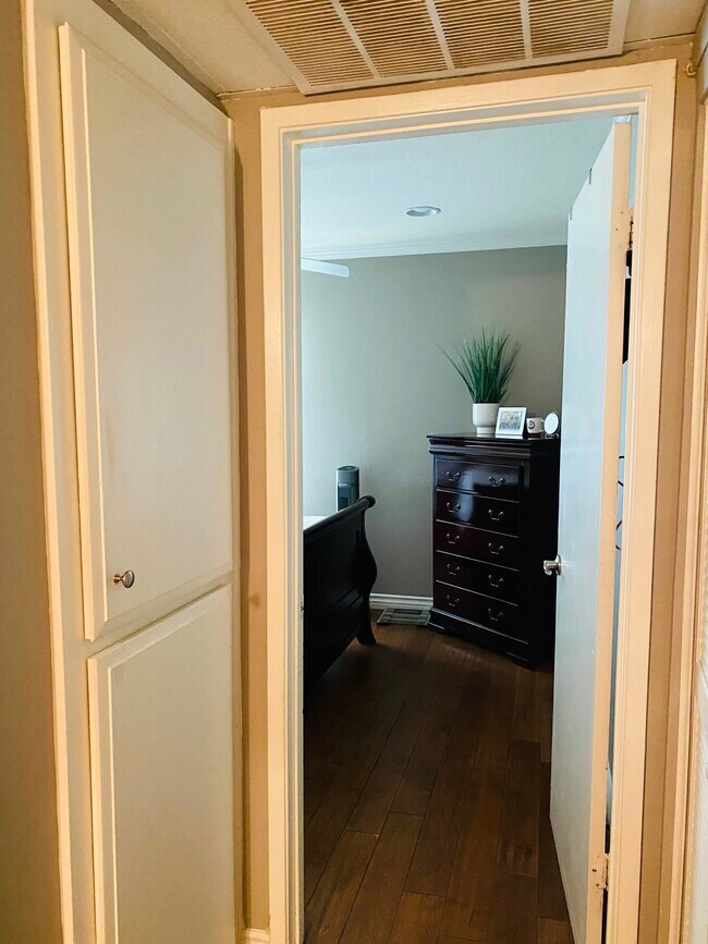 Building Photo - 500 S Oak Knoll Ave