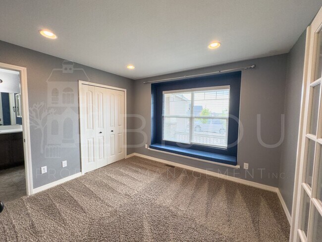 Building Photo - Large Well-Maintained Peyton Home