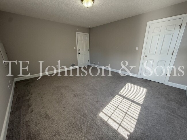 Building Photo - Spacious 3BR Home with Vaulted Ceilings, Gas Logs & Two Car Garage in Winston-Salem