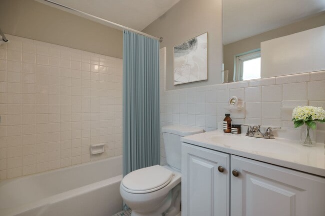 Building Photo - Pearl Street Apartments - Newly Remodeled 1 Bedroom! Near the Reading Bridal District