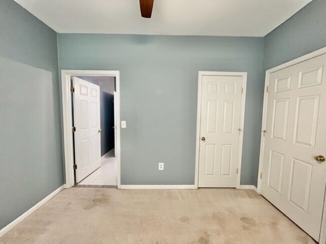 Building Photo - Beautiful 3 BR 2 FB condo with its own garage and driveway