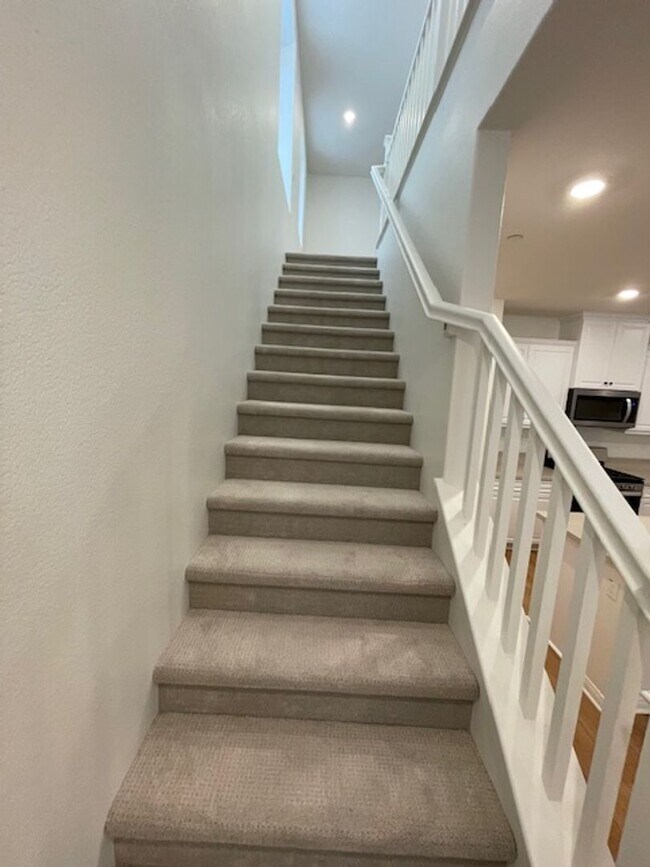Building Photo - Newer Condo Over 2000 sq feet in Ontario